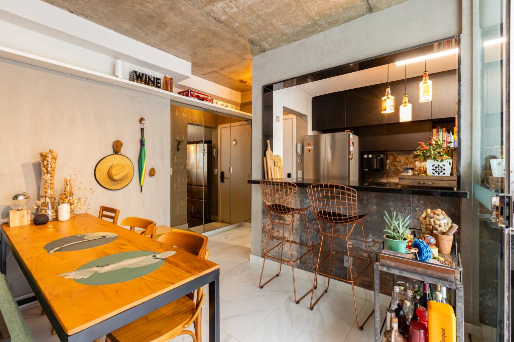 ape-120m-sofa-verde-tijolinho-porcelanato-varanda-spa-grupo-arquitetos-urbanistas-04 Sala integrada com cozinha preta.