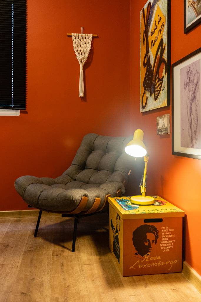 ape-120m-sofa-verde-tijolinho-porcelanato-varanda-spa-grupo-arquitetos-urbanistas-17-cantinho-leitura-poltrona-iluminacao Home office; cantinho de leitura com parede vermelha e poltrona costela cinza.