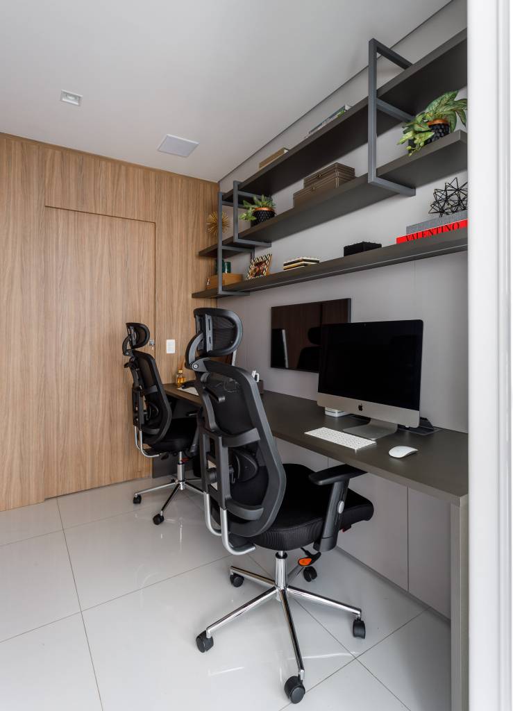 ape-180m-decoracao-neutra-pe-direito-duplo-mezanino-infinity-spaces-07 Home office duplo com bancada e cadeira gamer.