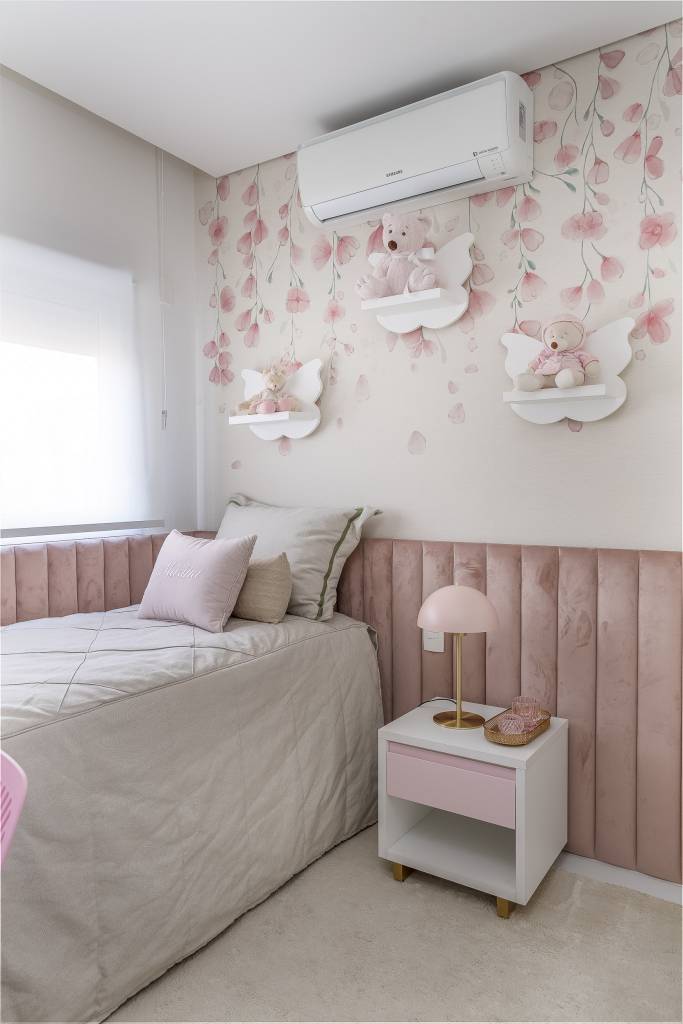 ape-180m-decoracao-neutra-pe-direito-duplo-mezanino-infinity-spaces-09 Quarto infantil de menina com papel de parede de flores e cabeceira acolchoada rosa.