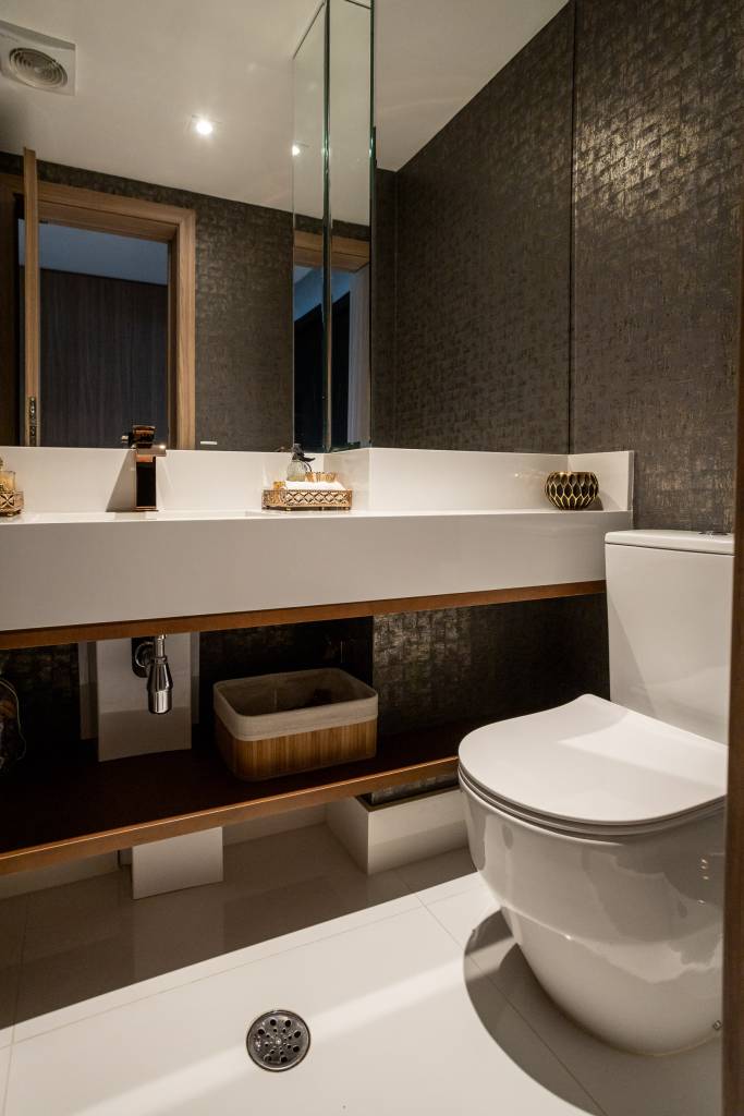 ape-180m-decoracao-neutra-pe-direito-duplo-mezanino-infinity-spaces-13 Lavabo com papel de parede com padrão de pastilhas e parede escura.