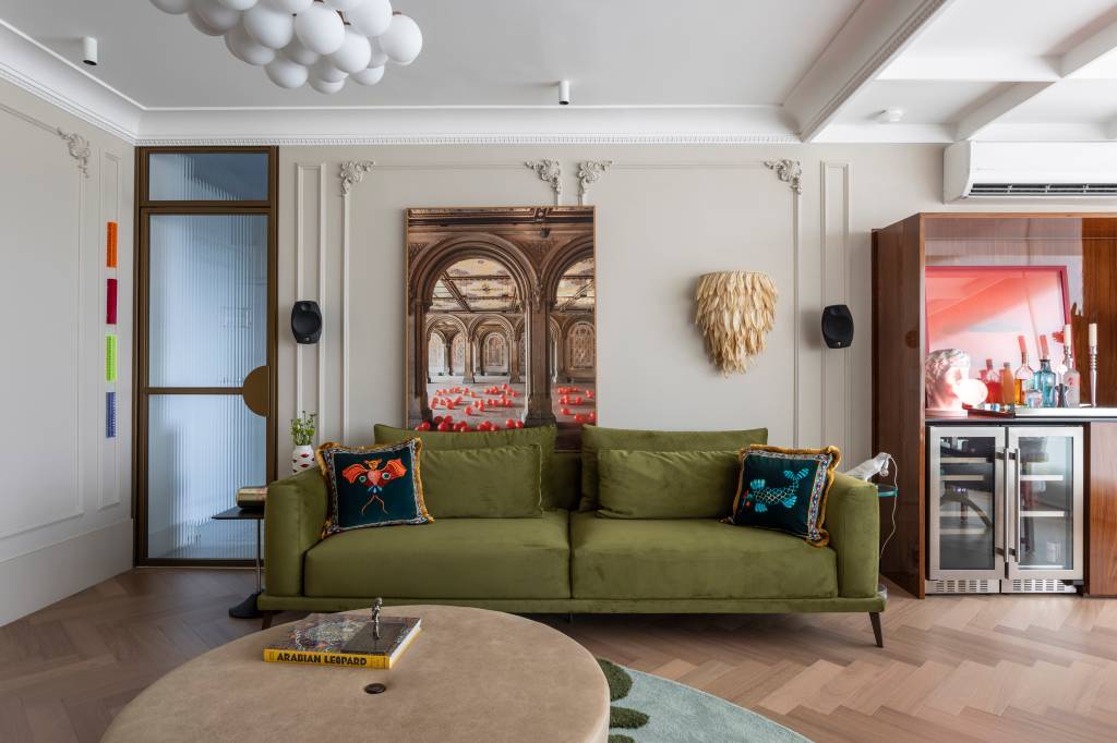 Boiseries, florões, sancas e estampas dão ar europeu a apê de 115m²