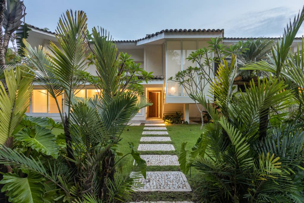 casa-guaruja-600-m2-jardim-tropical-piscina-prainha-stal-arquitetura-credito-evelyn-muller (37) Casa no Guarujá de 600 m² tem jardim tropical e piscina com prainha. Projeto Stal Arquitetura. Na foto, fachada com jardim.