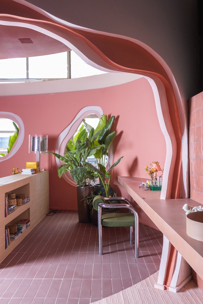 Casa rosa de 225 m² com cara de brinquedo feita para moradora de 64 anos. Projeto de Ricardo Abreu para a CASACOR SP 2023. Na foto, cozinha e banheiro com parede rosa.