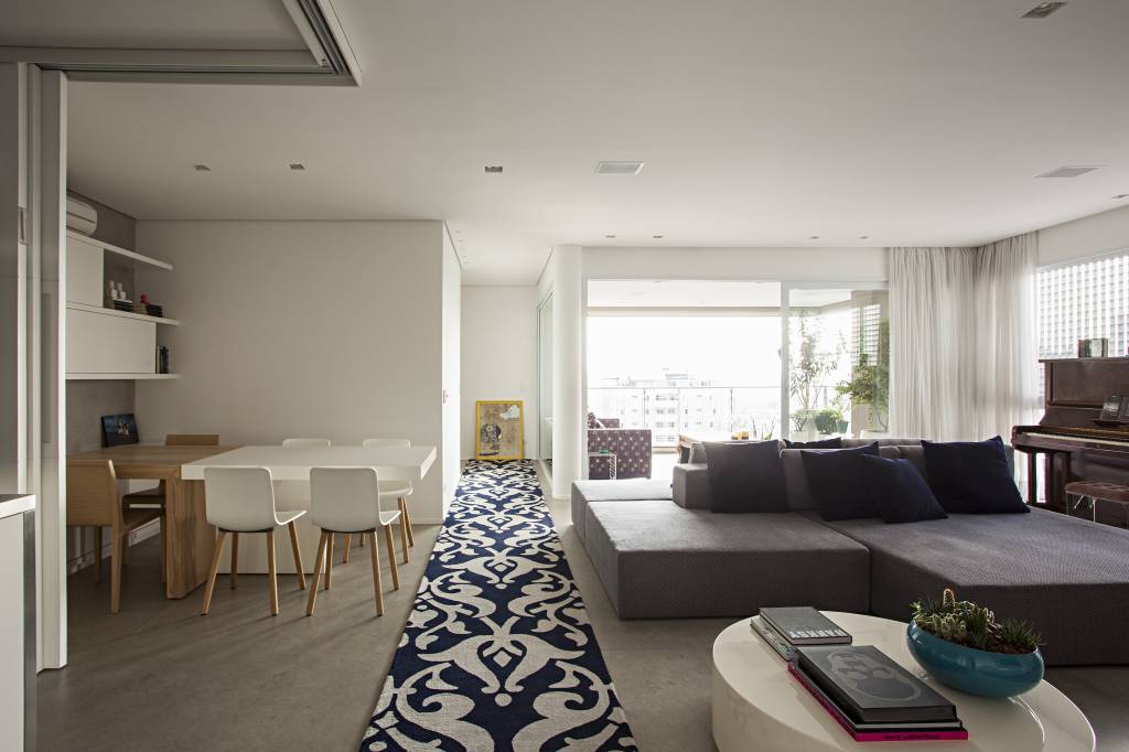 como-escolher-o-tapete-certo-korman-arquitetos-05 Sala de estar integrada com jantar com tapete longo e estreito estampado.