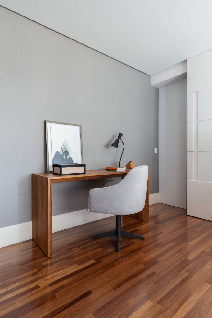 como-montar-um-ambiente-minimalista-jeito-facil-dantas-e-passos-arquitetura-02 Home office minimalista com aparador de madeira, cadeira de escritório e piso de madeira.