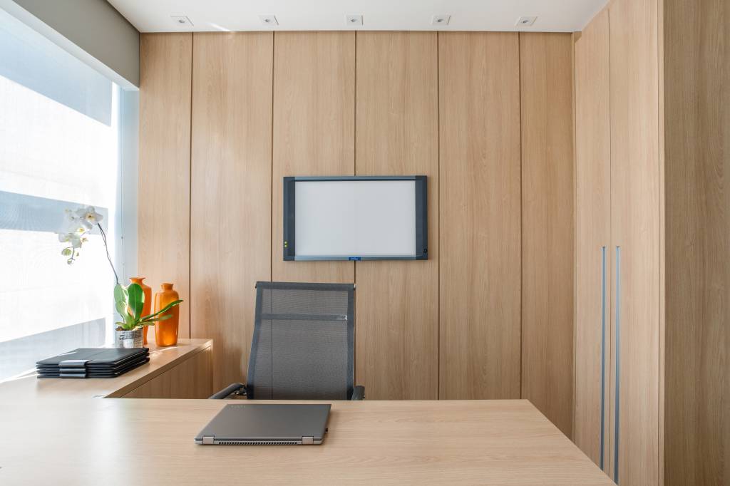 como-montar-um-ambiente-minimalista-jeito-facil-dantas-e-passos-arquitetura-03 Home office minimalista com mesa de madeira e paredes revestidas de madeira.
