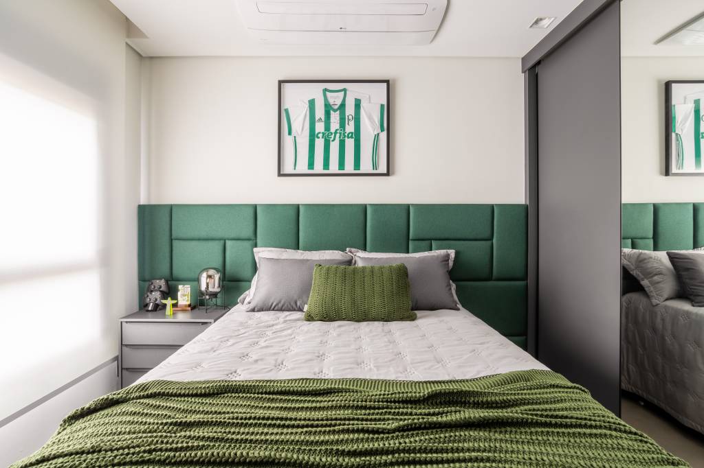 como-usar-cor-cinza-na-decoracao-bruno-moraes-arquitetura-04 Quarto com travesseiros e marcenaria cinza, com cabeceira acolchoada verde.