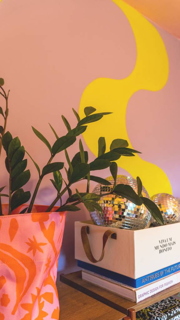 dopamine-decor-descubra-essa-tendencia-suvinil-04 Parede amarela e rosa com globo de espelhos.