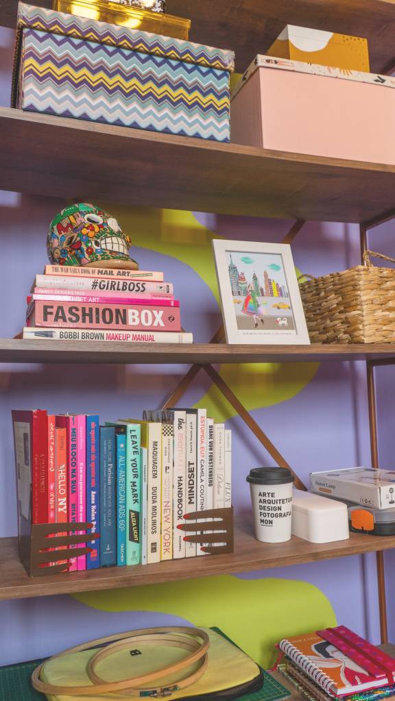 dopamine-decor-descubra-essa-tendencia-suvinil-06 Estante metálica com livros coloridos.