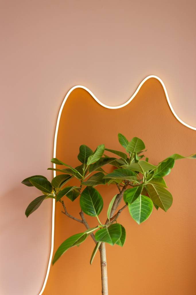 dopamine-decor-descubra-essa-tendencia-suvinil-07 Parede em tons terrosos com fita de led