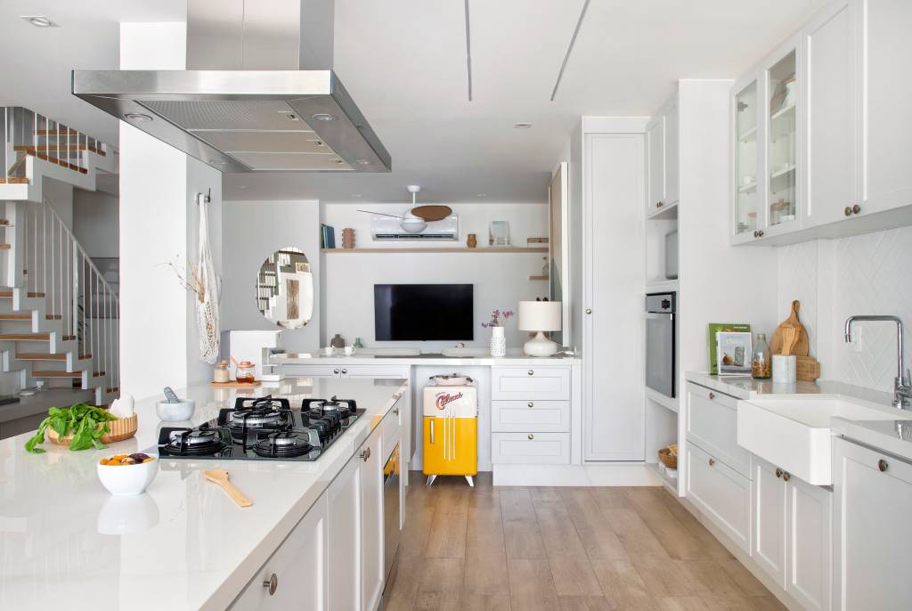 elementos-classicos-boho-branco-cobertura-210m-amanda-miranda-07-cozinha Cozinha branca clássica com piso de porcelanato padrão madeira.