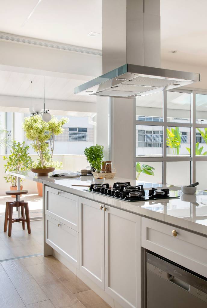 elementos-classicos-boho-branco-cobertura-210m-amanda-miranda-10-cozinha Cozinha branca clássica integrada com marcenaria branca, ilha com cooktop.