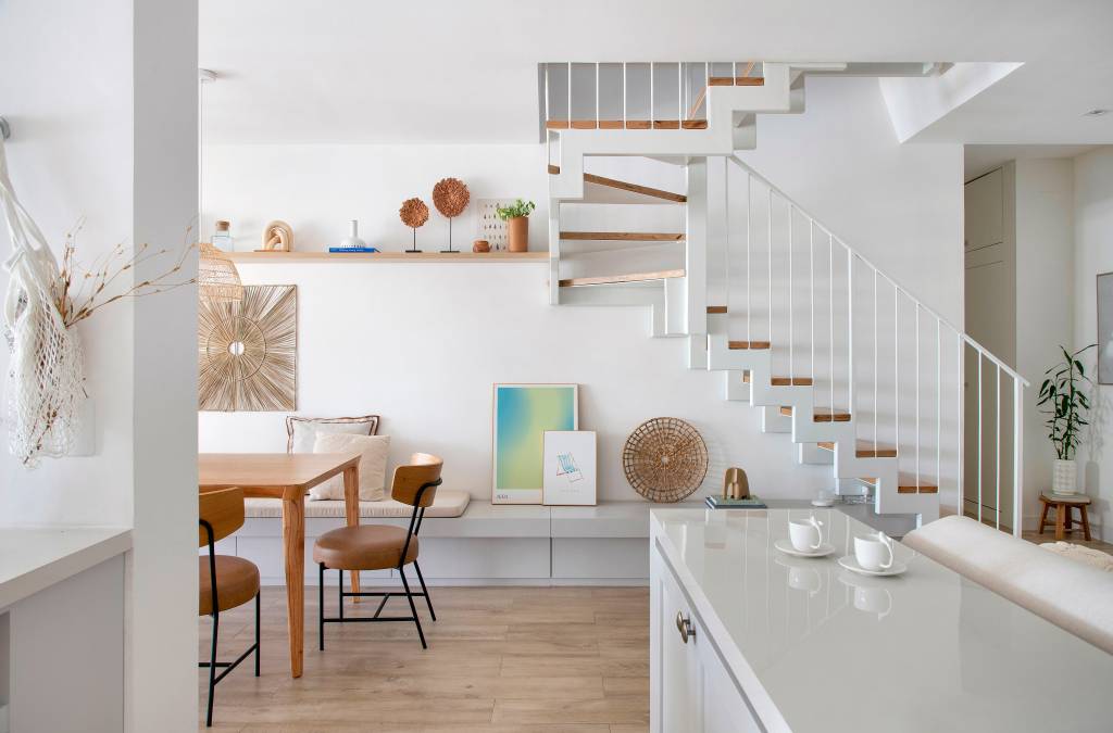 elementos-classicos-boho-branco-cobertura-210m-amanda-miranda-16-sala-escada Sala integrada com piso de porcelanato padrão madeira, escada helicoidal.