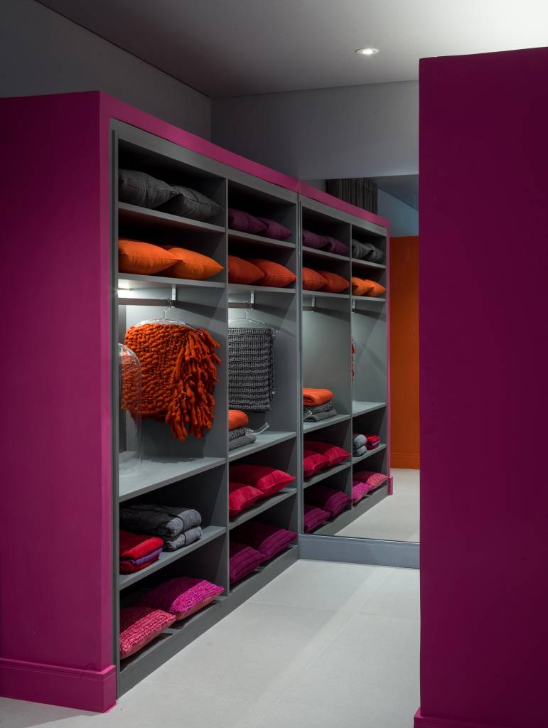 metaverso-cores-vibrantes-marcam-loft-brunete-fraccaroli-casacor-sao-paulo-2023-13 Closet com armários cinzas.