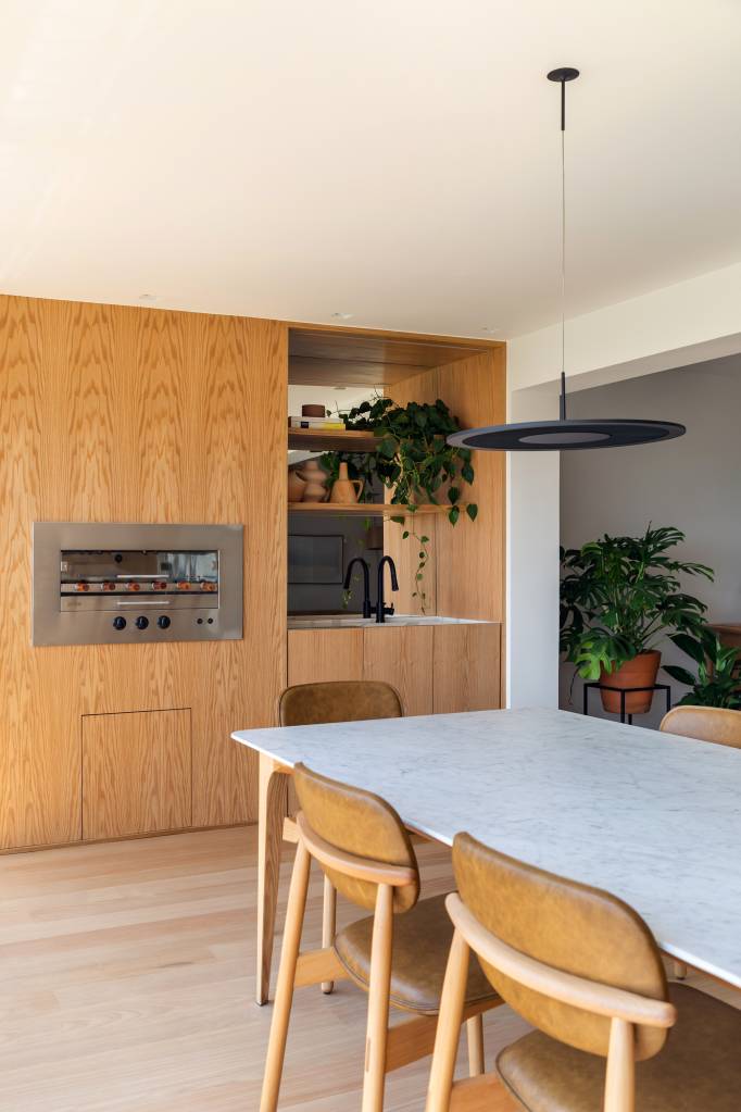 minimalista-ape-160m-varanda-integrada-formas-organicas-studio-a-g-05-jantar-varanda Varanda fechada; varanda gourmet como parede revestida de madeira, mesa de jantar