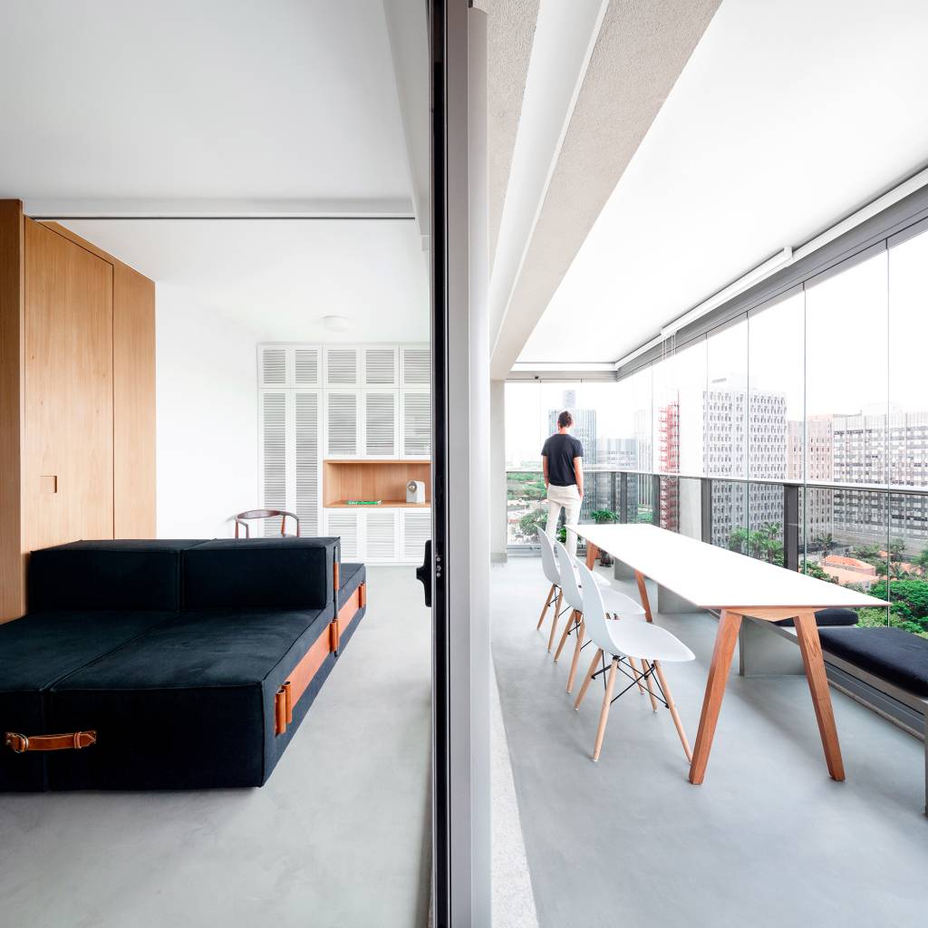 Móvel que pode ser usado como sofá, cama ou chaise setoriza apê de 64 m²