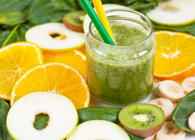 receitas-faceis-aconchegantes-fortalecem-imunidade-oba-hortifruti-01 Mason jar com suco de kiwi e laranja.