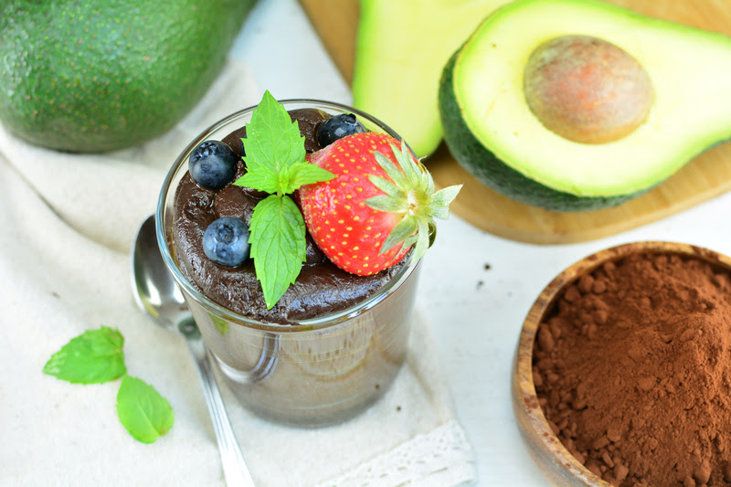 Chocolate Avocado Mousse Mousse de abacate com morangos.