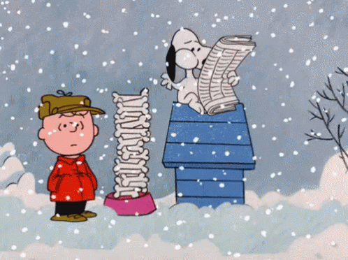receitas-faceis-aconchegantes-fortalecem-imunidade-tenor Gif com Snoopy comendo ossos em cima da casinha no inverno.
