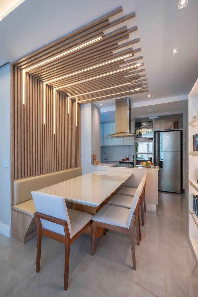 ripas-teto-jardim-vertical-marea-social-ape-68-m2-pb-arquitetura-credito-henrique-ribeiro (10) Ripas no teto e jardim vertical marcam a área social deste apê de 68 m². Projeto PB Arquitetura. Na foto, cozinha integrada com canto alemão, ripas no teto e ilha.