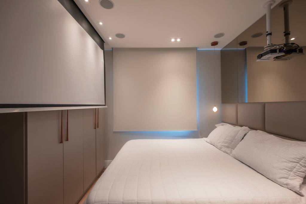 ripas-teto-jardim-vertical-marea-social-ape-68-m2-pb-arquitetura-credito-henrique-ribeiro (12) Ripas no teto e jardim vertical marcam a área social deste apê de 68 m². Projeto PB Arquitetura. Na foto, quarto de casal com espelho, cabeceira estofada e projetor de TV.