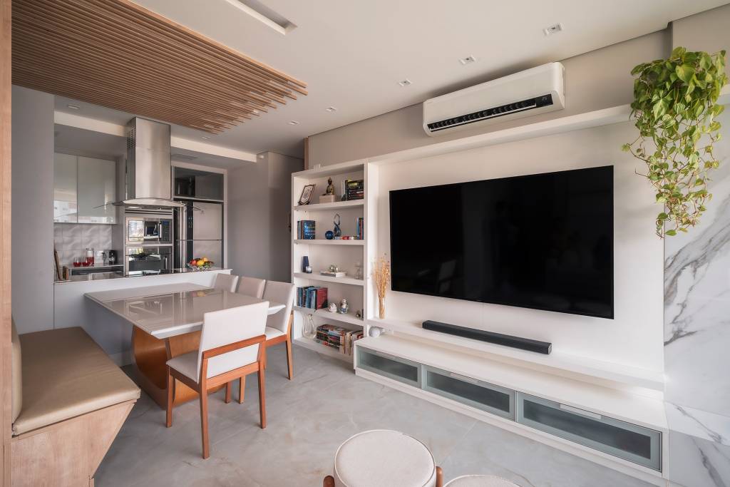 ripas-teto-jardim-vertical-marea-social-ape-68-m2-pb-arquitetura-credito-henrique-ribeiro (2) Ripas no teto e jardim vertical marcam a área social deste apê de 68 m². Projeto PB Arquitetura. Na foto, cozinha integrada com canto alemão, ripas de madeira e tv;