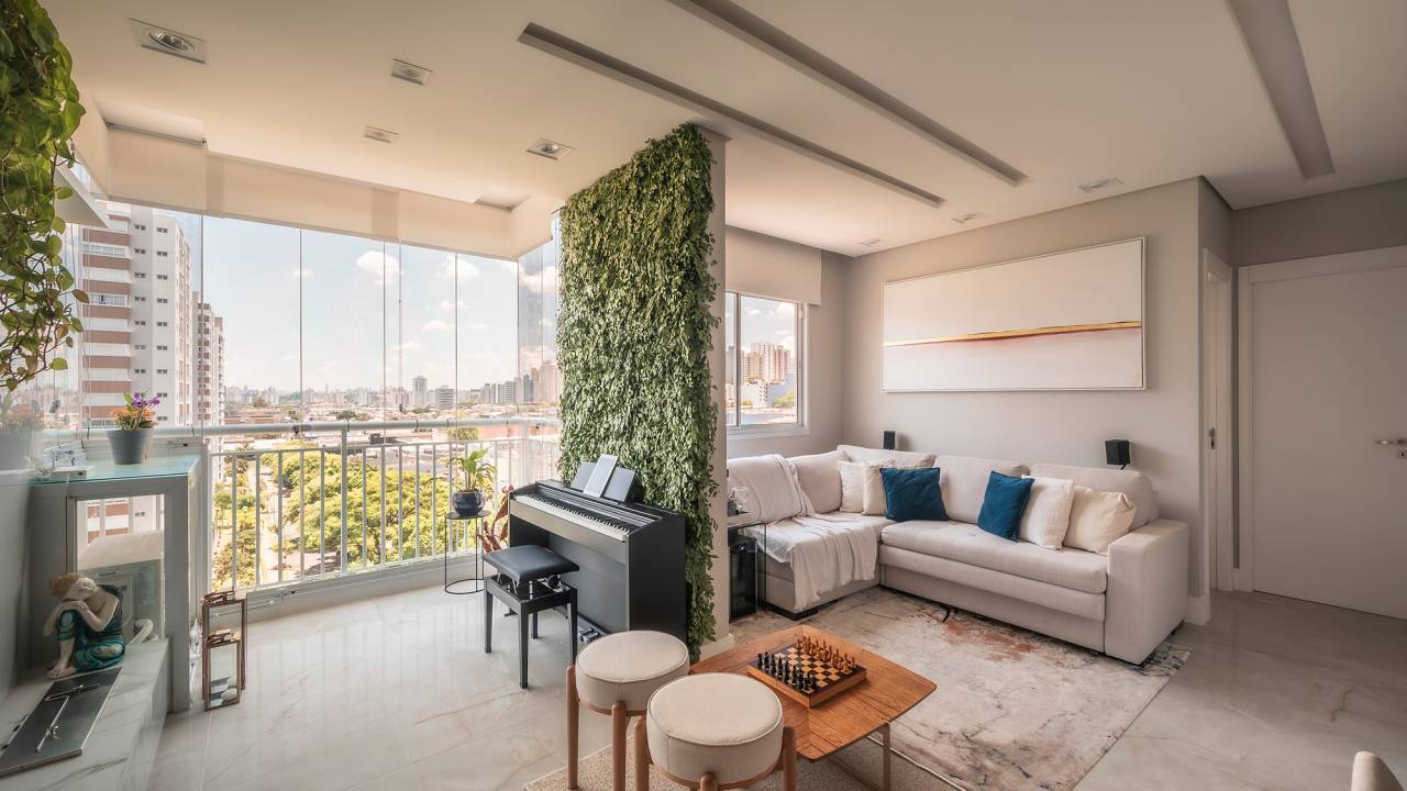 Ripas no teto e jardim vertical marcam a área social deste apê de 68 m². Projeto PB Arquitetura. Na foto, sala integrada com parede verde, teclado, lareira e sofa em l.