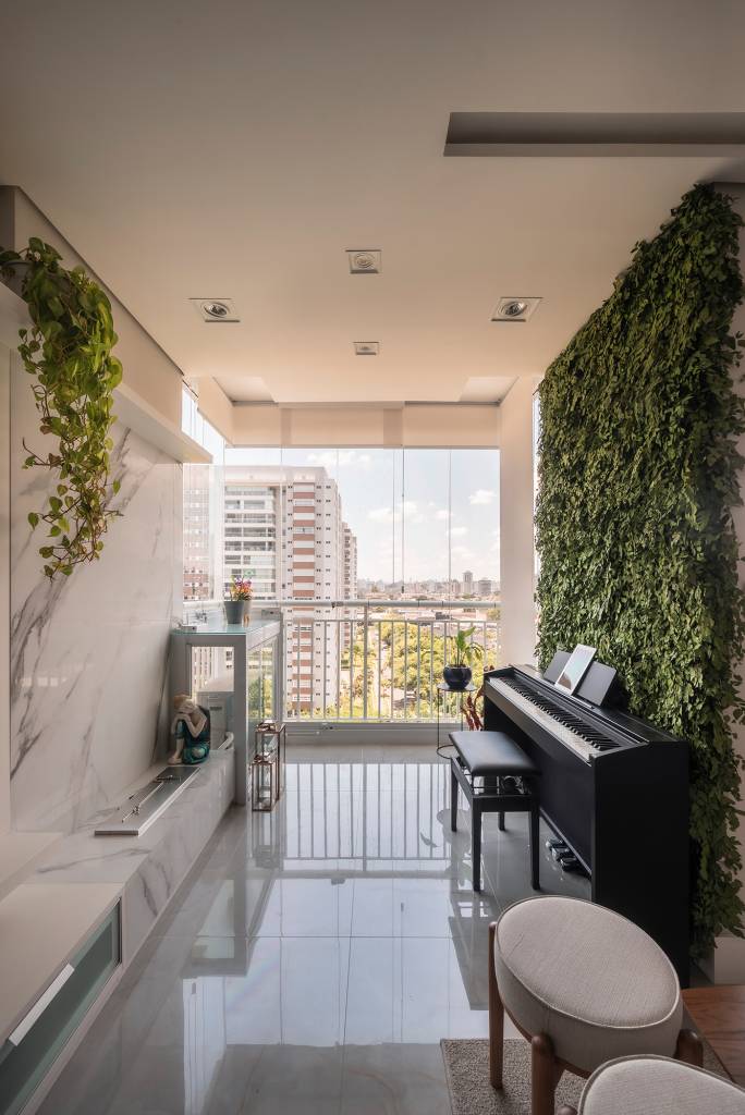 ripas-teto-jardim-vertical-marea-social-ape-68-m2-pb-arquitetura-credito-henrique-ribeiro (8) Ripas no teto e jardim vertical marcam a área social deste apê de 68 m². Projeto PB Arquitetura. Na foto, varanda com lareira e plantas. Piano e parede verde.