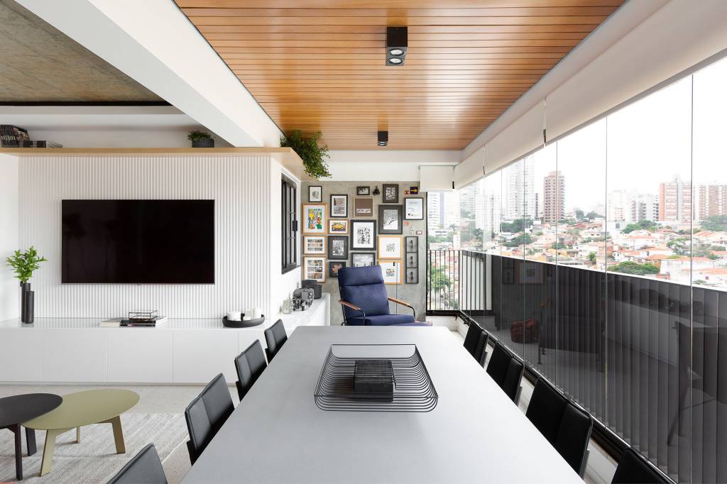 apartamento-142-m2-decor-neutro-integra-eletrodomesticos-degrade-arquitetura-credito-julia-ribeiro (2) Apê de 142 m² ganha décor neutro que se integra aos eletrodomésticos. Projeto Degradê Arquitetura. Na foto, varanda com gallery wall, mesa e parede ripada.