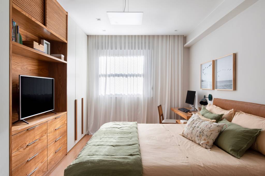 ape-190m-copa-parede-azul-cadeiras-alaranjadas-escala-arquitetura-22-quarto Quarto com cama de casal, cortina e armário com espaço para tv.