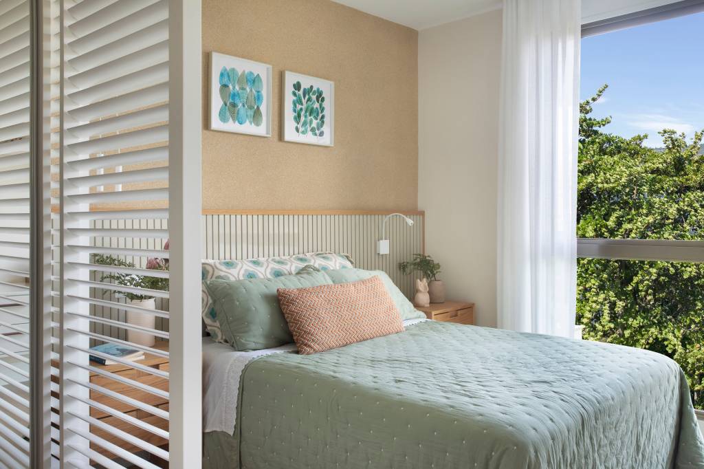 ape-220m-area-gourmet-rede-sala-quarto-varanda-integrada-23-quarto Quarto com cama de casal, cabeceira de madeira ripada e veneziana de madeira branca.