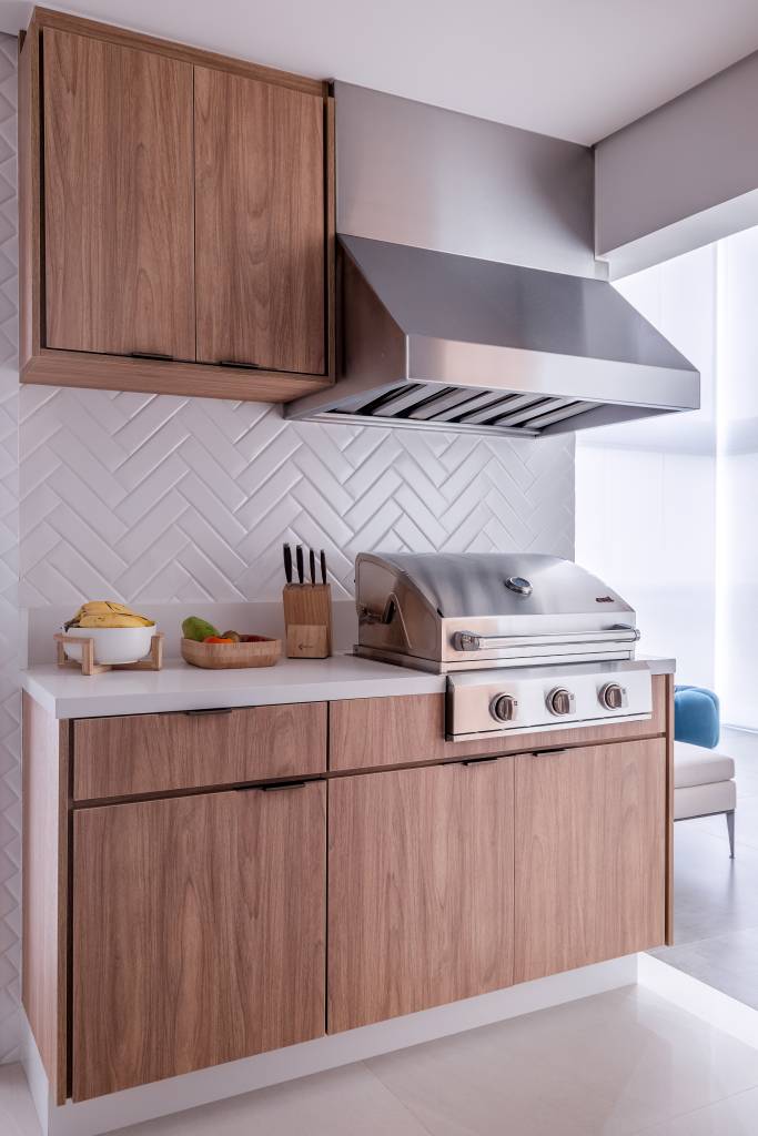 ape-home-office-duplo-mezanino-ambientes-integrados-ju-matos-13-cozinha Cozinha branca integrada com piso de porcelanato, marcenaria branca e backsplash. Churrasqueira.