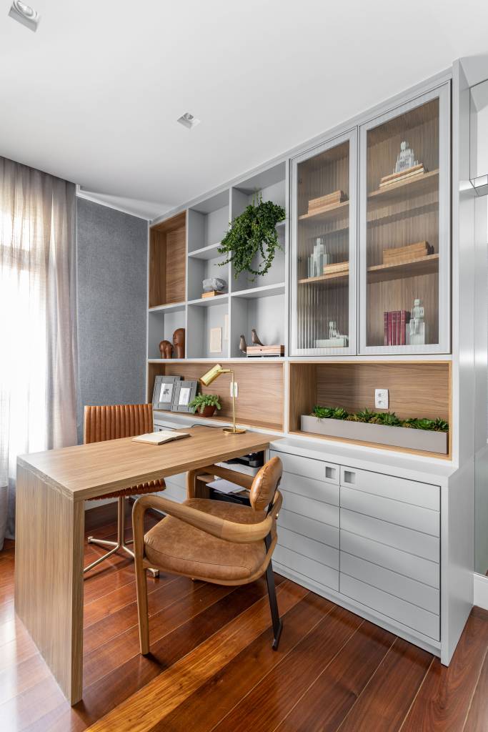 azul-pontua-hall-marcenaria-cozinha-ape-150m-livia-ornellas-11-home-office Home office com bancada de madeira embutida em armário com portas de vidro.