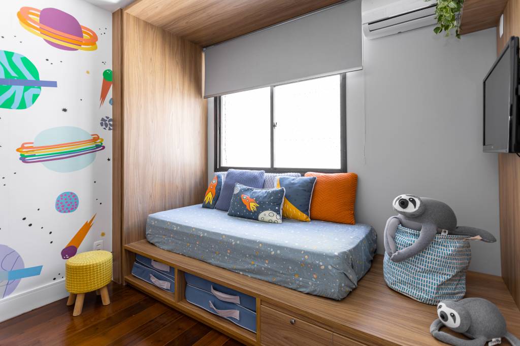 azul-pontua-hall-marcenaria-cozinha-ape-150m-livia-ornellas-13-quarto-infantil Quarto infantil com cama em caixa de madeira.