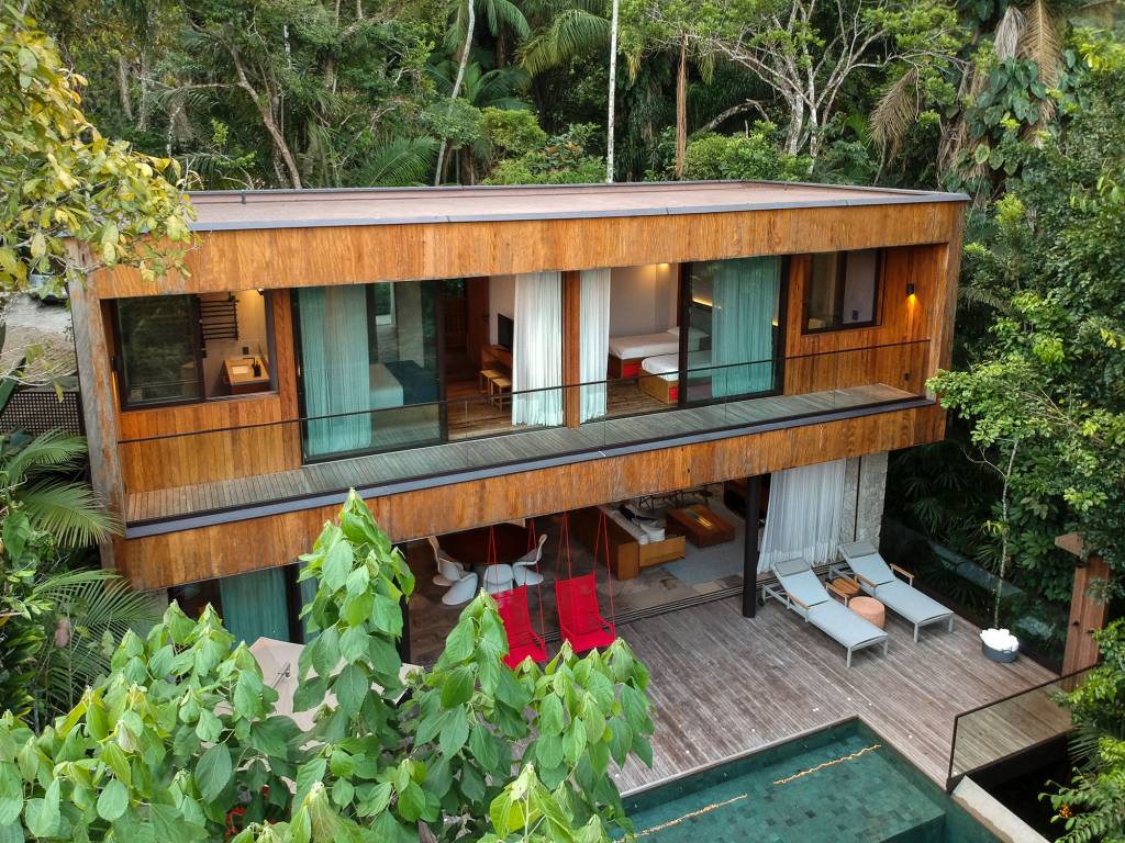 casa-153-m2-camufla-natureza-litoral-paulista-daniel-fromer-credito-maira-acayaba (28) Casa de 153 m² se camufla em meio à natureza do litoral paulista. Projeto de Daniel Fromer, interiores de Julyana Bortolotto. Na foto, fachada com varandas dos quartos e piscina.