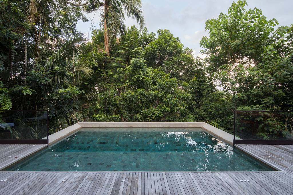 casa-153-m2-camufla-natureza-litoral-paulista-daniel-fromer-credito-maira-acayaba (9) Casa de 153 m² se camufla em meio à natureza do litoral paulista. Projeto de Daniel Fromer, interiores de Julyana Bortolotto. Na foto, piscina com borda infinita e vista para o jardim.