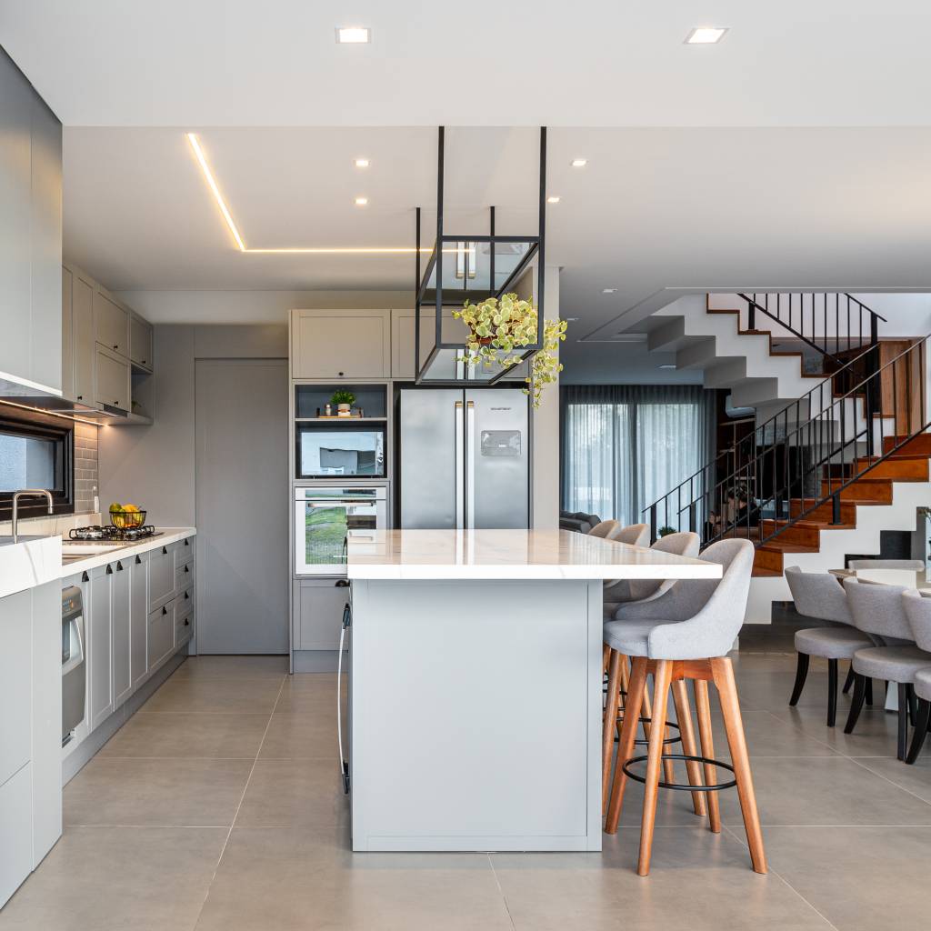 casa-246m-ilha-quartzo-cozinha-integrada-clare-arquitetura-08 Cozinha integrada com ilha de quartzo branco, banquetas cinza, armários cinza em estilo provençal.