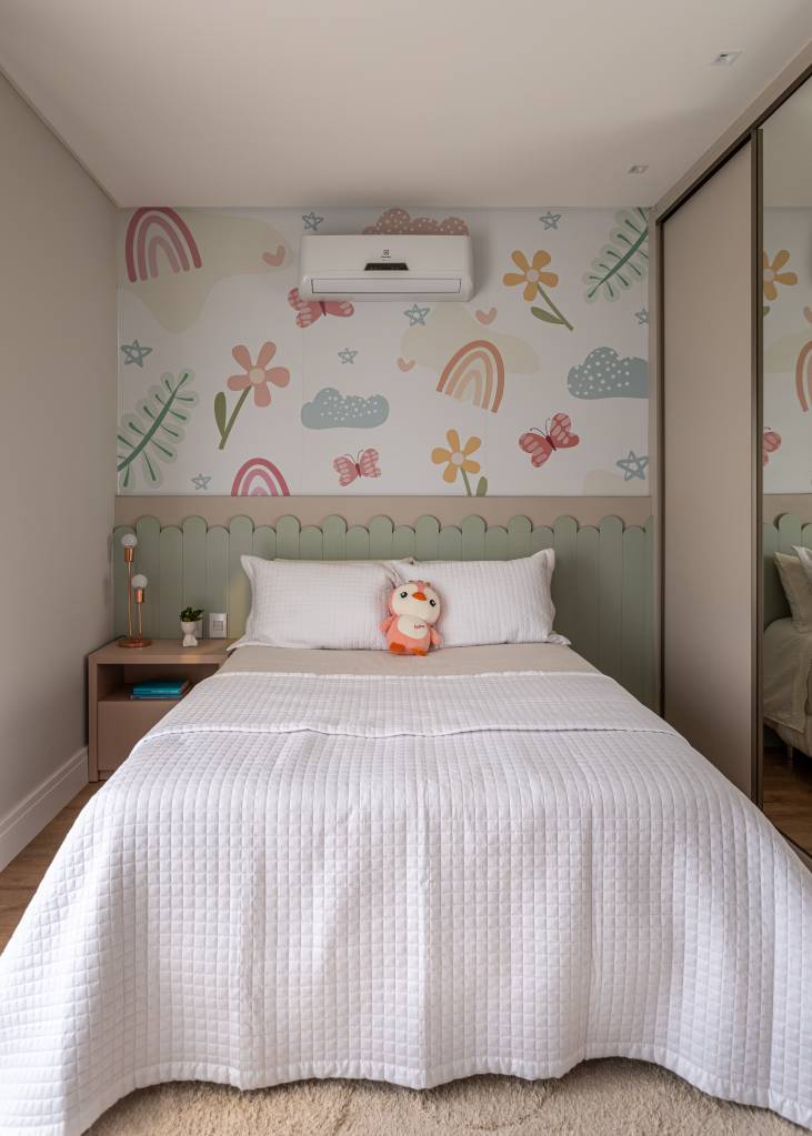 casa-246m-ilha-quartzo-cozinha-integrada-clare-arquitetura-20-quarto-infantil Quarto infantil com cabeceira verde clara e papel de parede com flores e arco-íris.