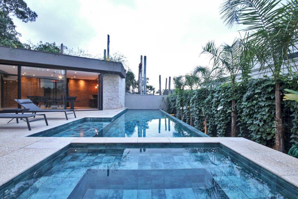 casa-553-m2-terreno-irregular-setorizar-funcoes-leonice-alves (2) Casa de 553 m² tira partido do terreno irregular para setorizar funções. Projeto de Leonice Alves. Na foto, piscina com borda infinita e salão de jogos.