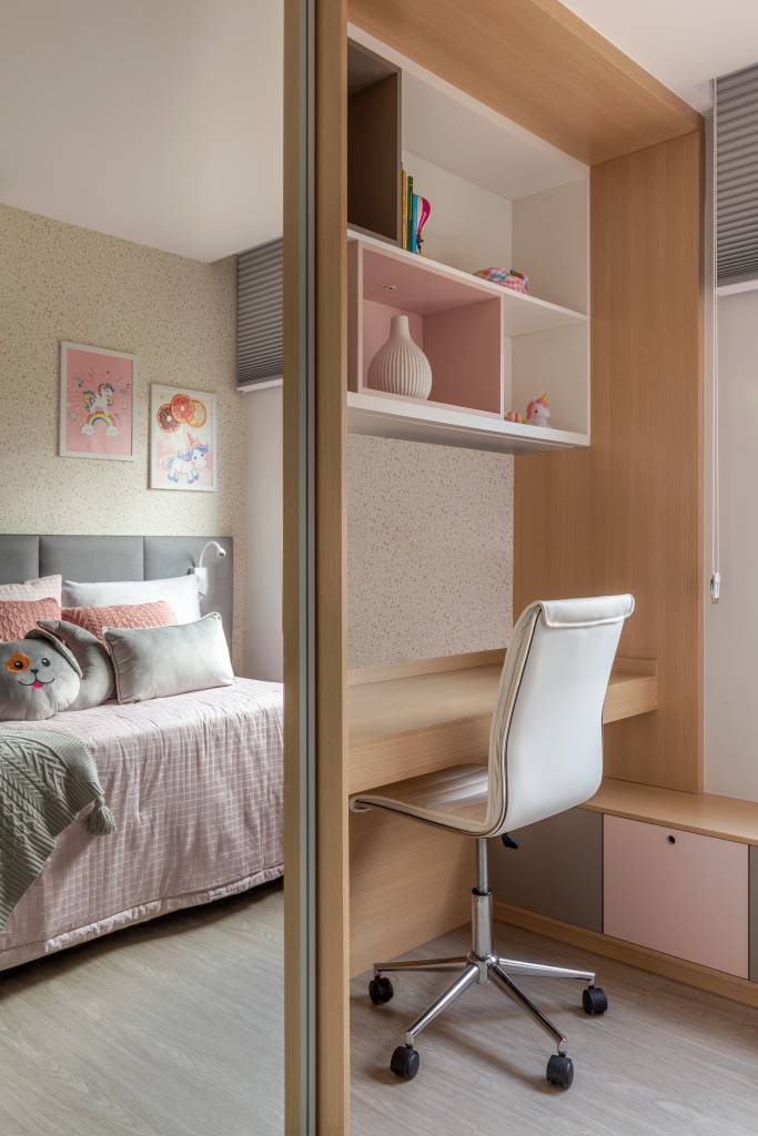 casa-89m-cantinho-bar-estar-integrado-estante-com-nichos-morada3112-12-quarto-infantil Quarto de menina com cabeceira acolchoada e cantinho de estudos em armário.