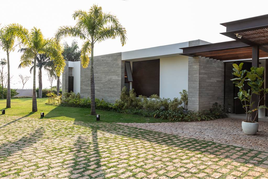 casa-de-campo-terrea-vista-laranjal-espaco-shuffleboard-gilda-meirelles-credito-evelyn-muller (18) Casa de campo térrea tem vista para o laranjal e espaço para shuffleboard. Projeto de Gilda Meirelles. Na foto, fachada da casa com jardim.