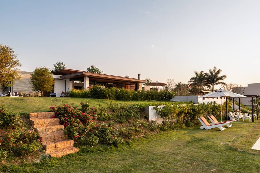 casa-de-campo-terrea-vista-laranjal-espaco-shuffleboard-gilda-meirelles-credito-evelyn-muller (32) Casa de campo térrea tem vista para o laranjal e espaço para shuffleboard. Projeto de Gilda Meirelles. Na foto, fachada da casa com jardim.