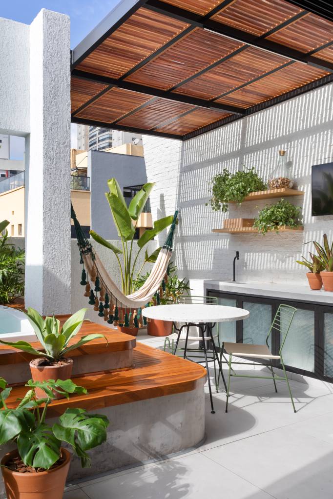 cobertura-linear-85m-area-gourmet-banheira-hidromassagem-amaisg-arquitetura-02-varanda Varanda; área gourmet com hidromassagem, churrasqueira e mesa redonda.