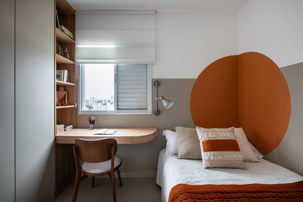 Nathalie Artaxo Fotografia Quarto com meia parede cinza, círculo laranja e home office pequeno com bancada de madeira.