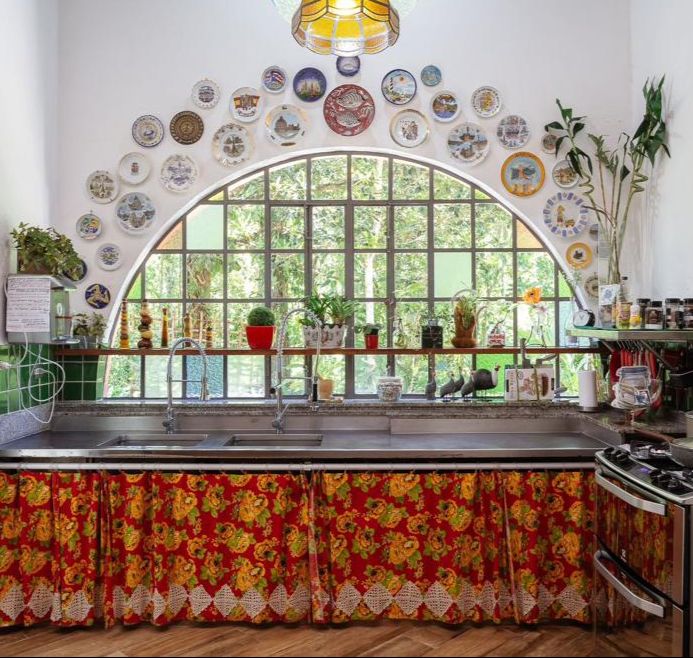 diy-coisas-podem-ser-transformadas-moveis-decoracao-05 Ambiente com vitral.