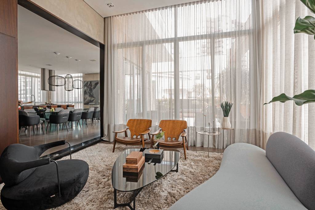 Grandes áreas envidraçadas marcam este dúplex de 220 m² em Curitiba