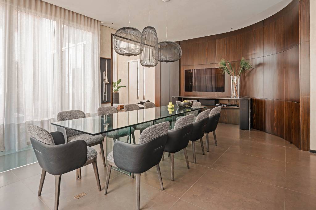 grandes-areas-envidracadas-duplex-220-m2-curitiba-estudio-elmor-credito-rodrigo-ramirez (5) Grandes áreas envidraçadas marcam este dúplex de 220 m² em Curitiba. Projeto do Estudio Elmor. Na foto, sala de jantar com pendentes vazados.