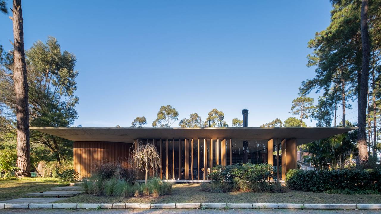 Layout minimalista marca casa térrea de 201 m² no Rio Grande do Sul. Projeto de Stemmer Rodrigues Arquitetura. Na foto, fachada da casa em meio ao jardim.