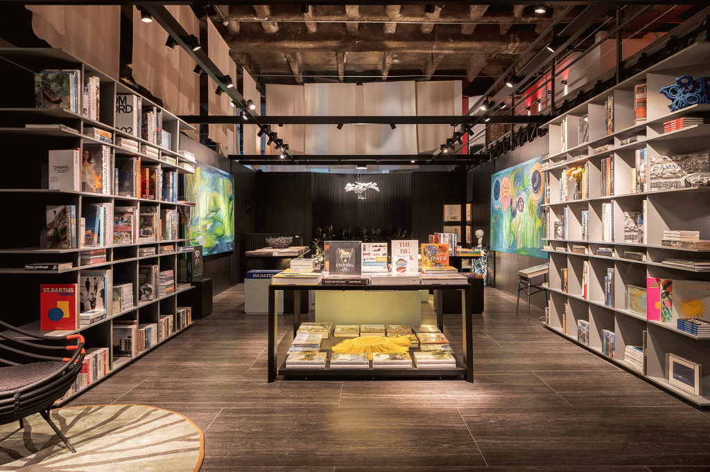 Esta livraria tem clima intimista repleto de arte brasileira